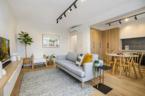 Stylish 2-Bed Unit near Hospital, Parks and Dining